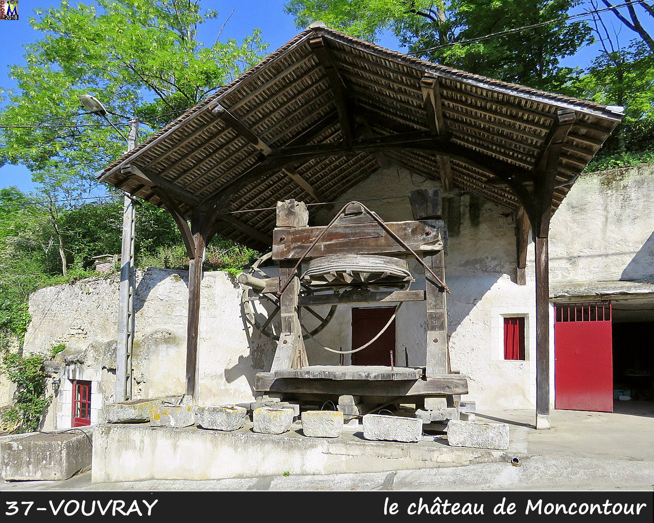 37VOUVRAY_chateau_1010.jpg