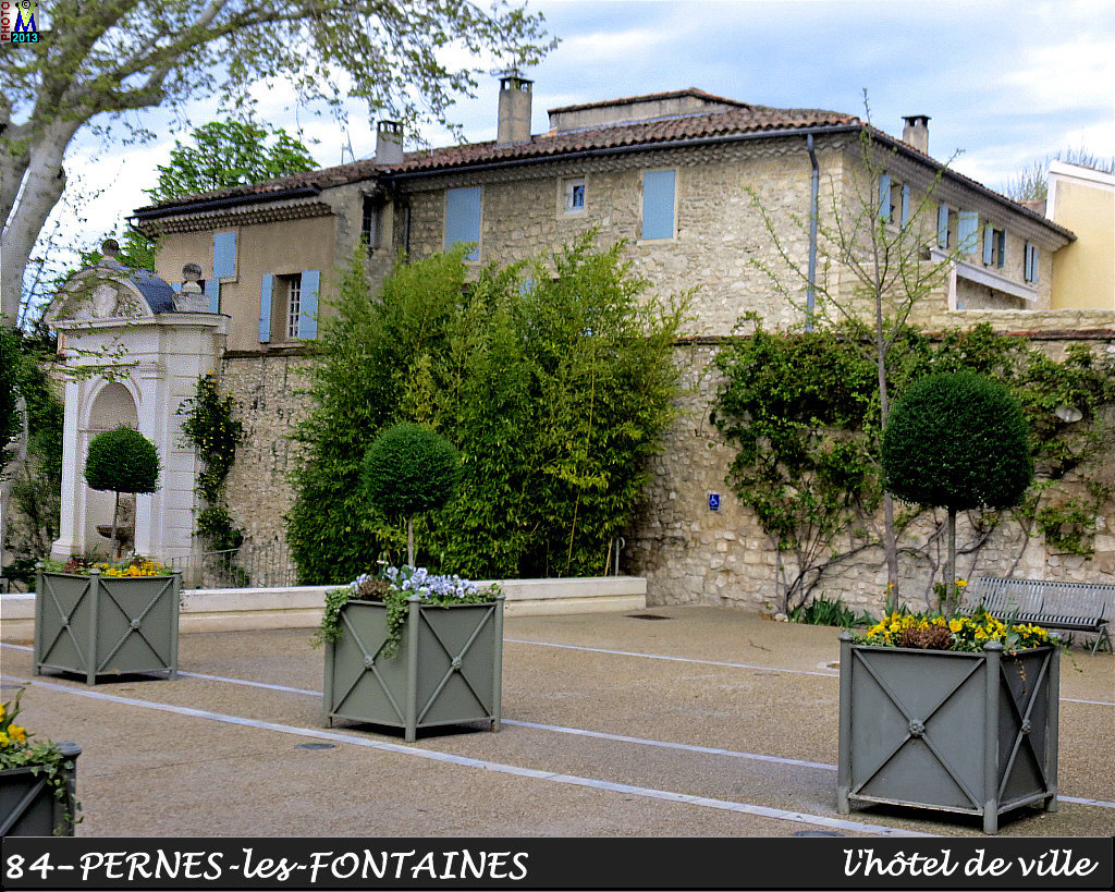 84PERNES-FONTAINES_mairie_102.jpg