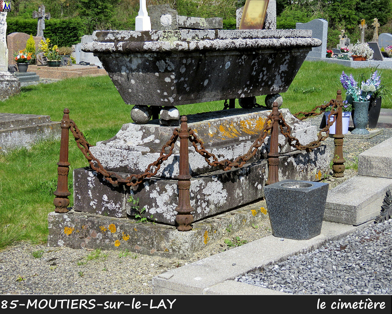 85MOUTIERS-LAY_cimetiere_1020.jpg