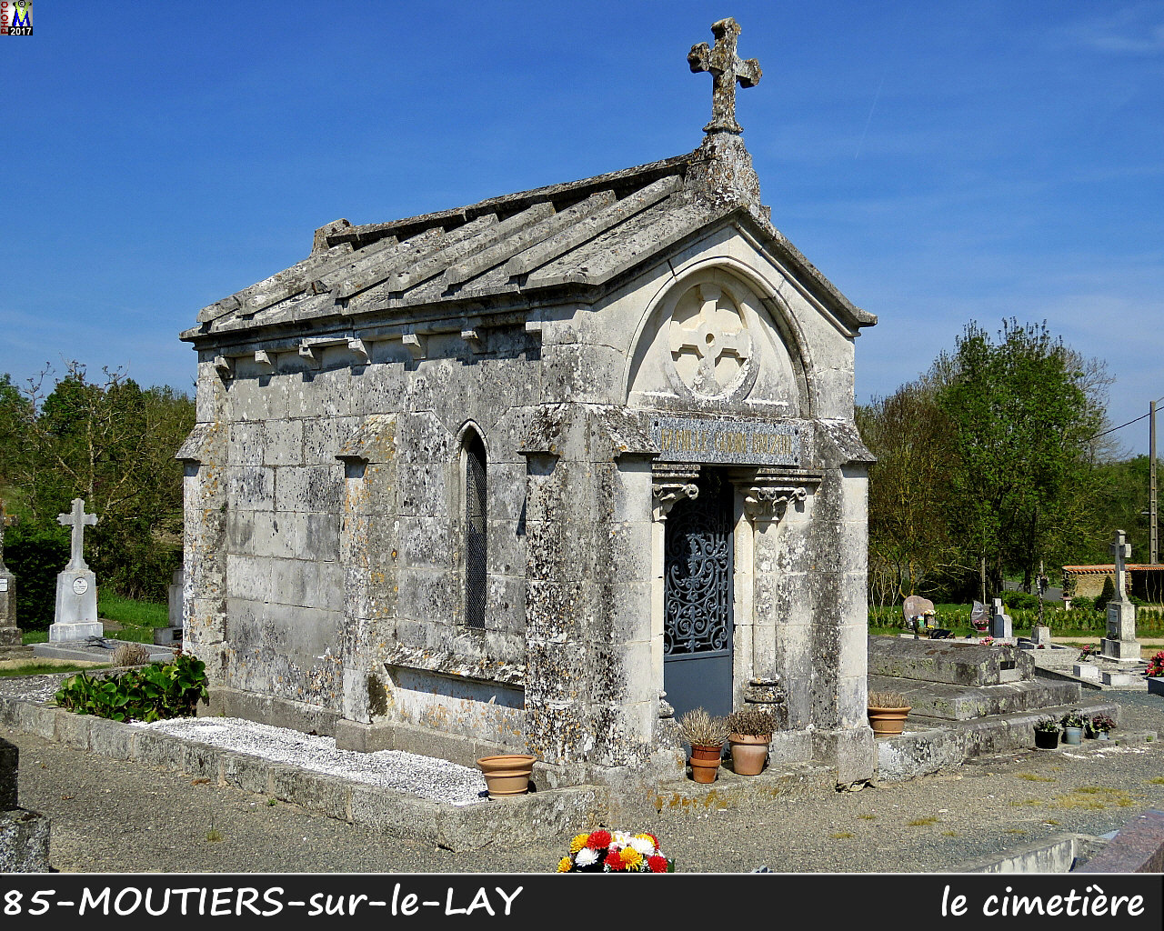 85MOUTIERS-LAY_cimetiere_1022.jpg