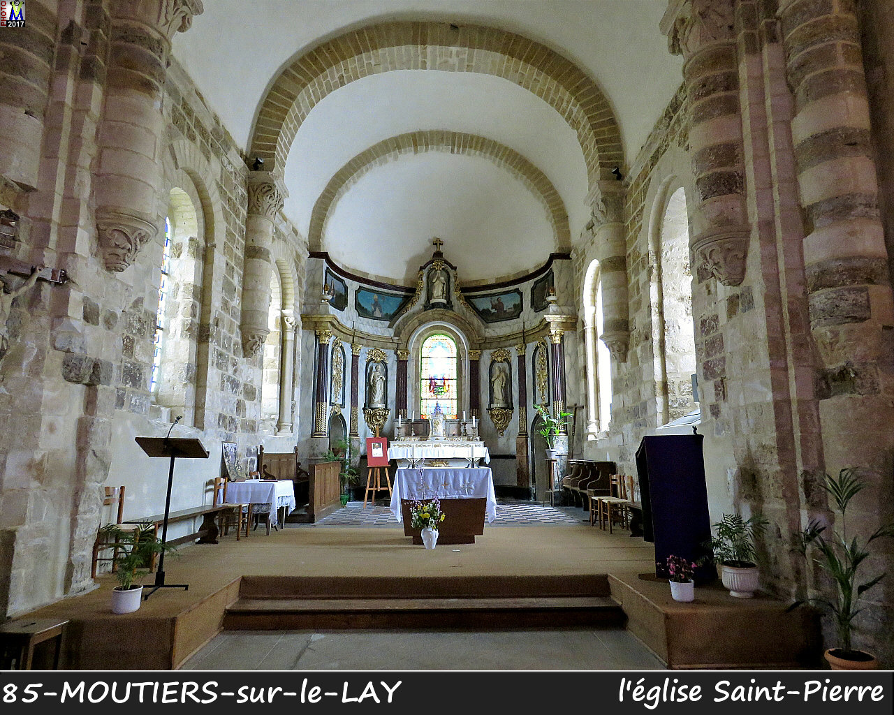85MOUTIERS-LAY_eglise_1202.jpg