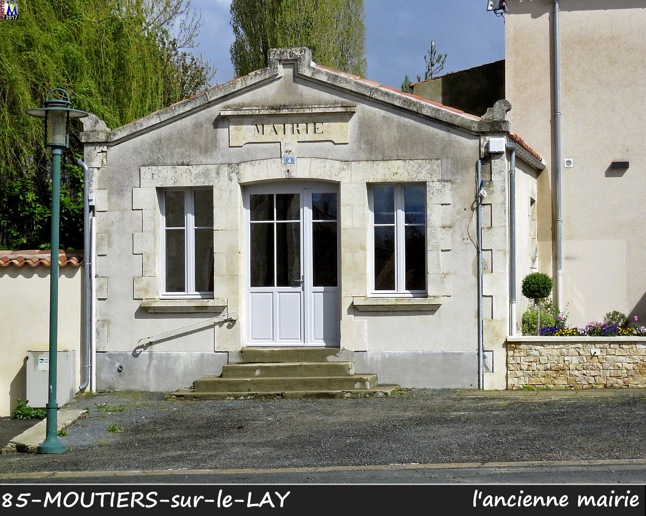85MOUTIERS-LAY_mairie_1000.jpg