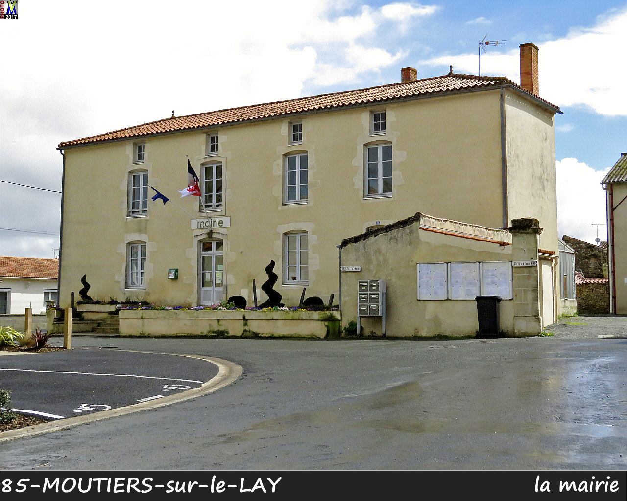 85MOUTIERS-LAY_mairie_1002.jpg