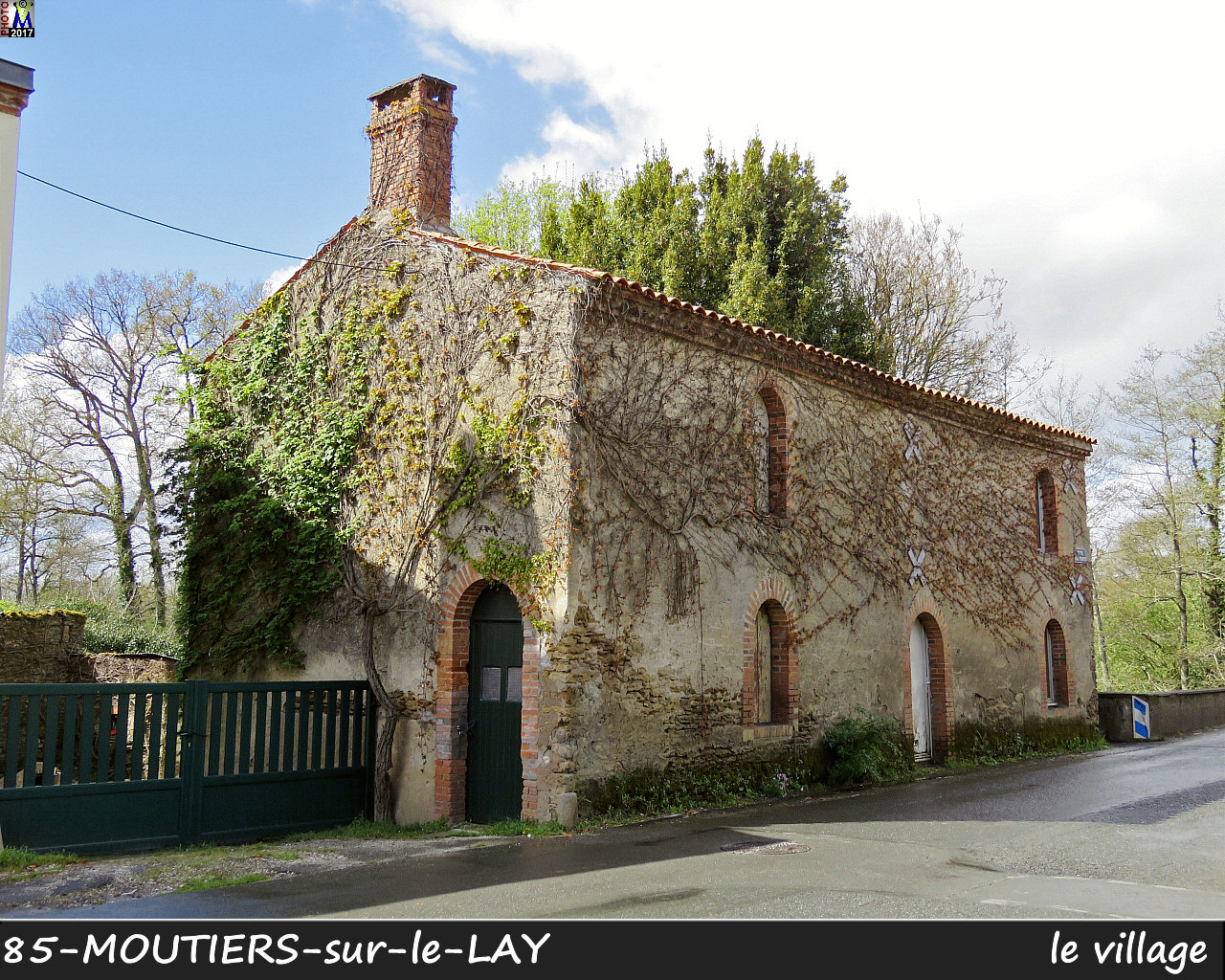 85MOUTIERS-LAY_village_1004.jpg