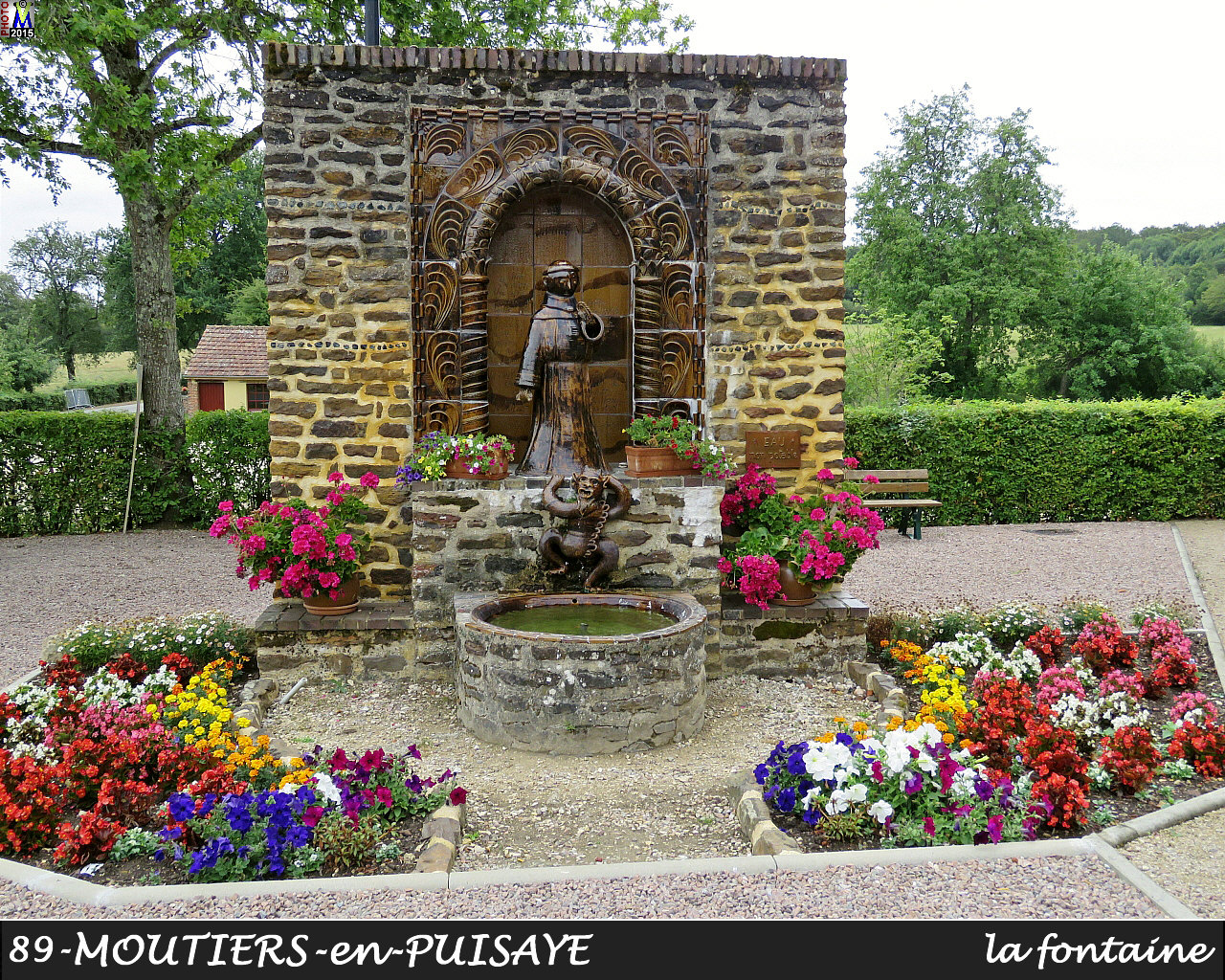 89MOUTIERS-PUISAYE_fontaine_100.jpg
