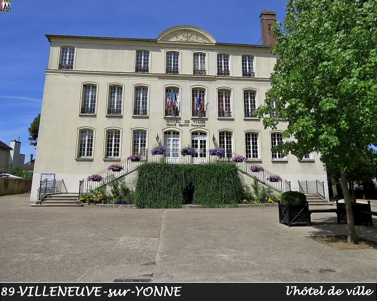 89VILLENEUVE-YONNE_mairie_100.jpg